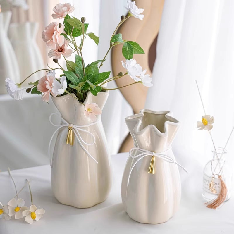 Elegante Keramikvase mit zarter Rüschenkante Karnz