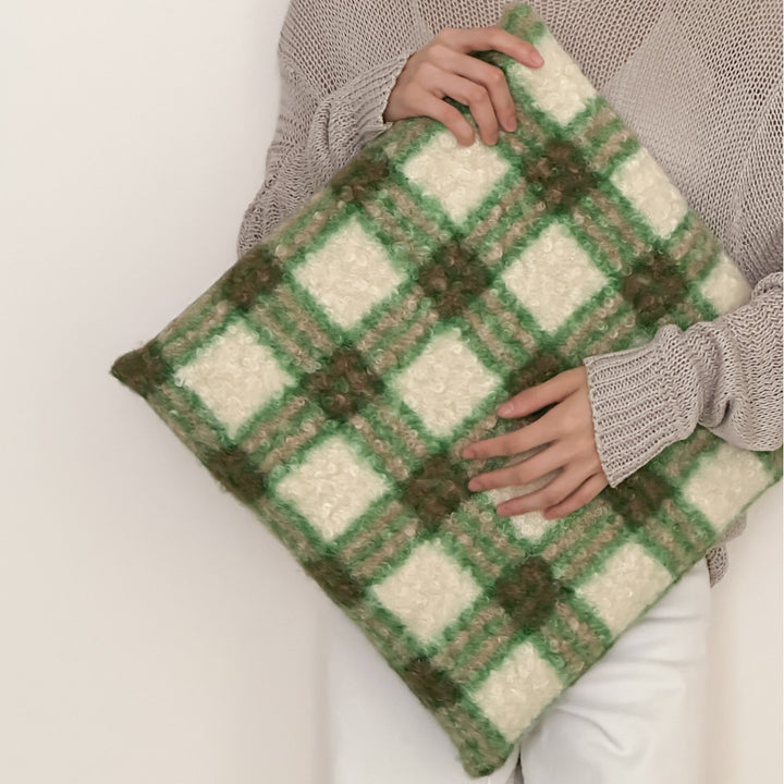 Oversize Sherpa-Clutch mit floraler Bouclé-Optik