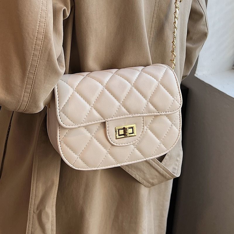 Gepolsterte Tasche mit Ketten-Detail Karnz