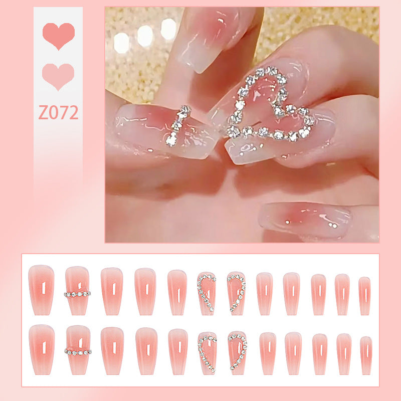 Kunstnagelset mit eleganten Glitzerverzierungen und schimmernden Akzenten Karnz