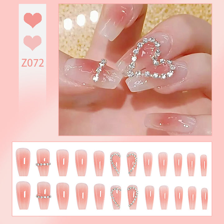 Kunstnagelset mit eleganten Glitzerverzierungen und schimmernden Akzenten Karnz