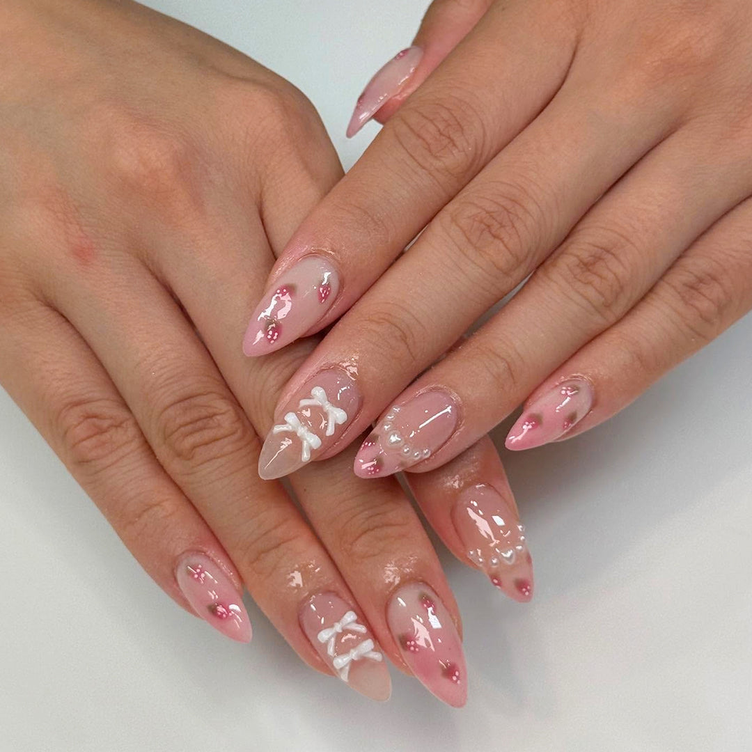 Kunstvolle Stiletto Kunstnägel mit floralen Akzenten Karnz