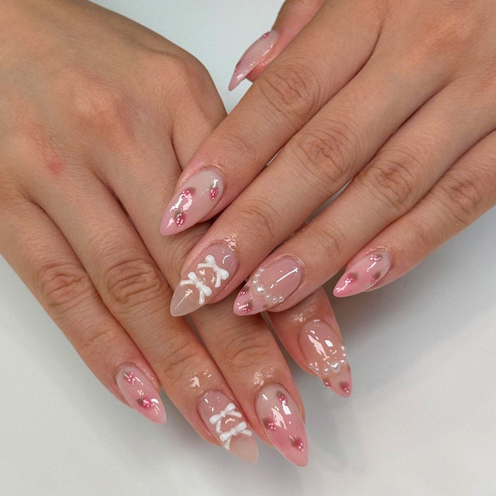 Kunstvolle Stiletto Kunstnägel mit floralen Akzenten Karnz