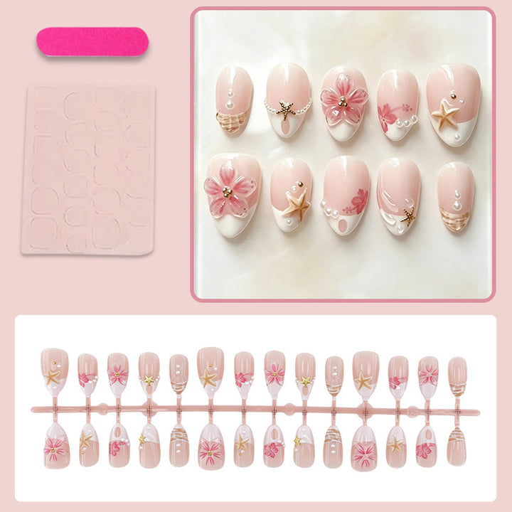 Kunstnagelset mit maritimen Details und floralen Akzenten Karnz