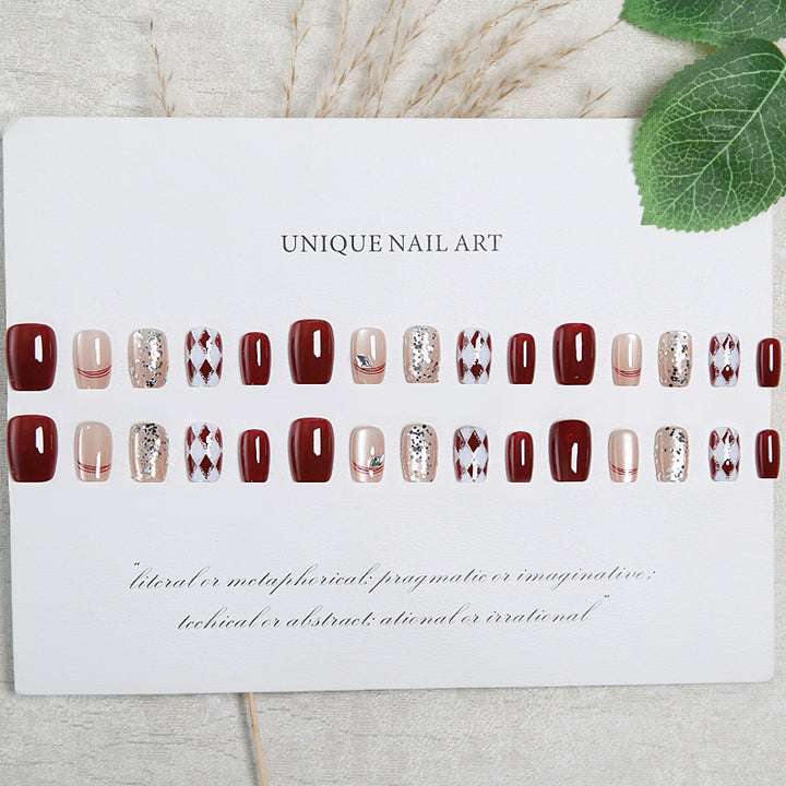 Künstliche Nagelspitzen mit glamourösen Details Karnz