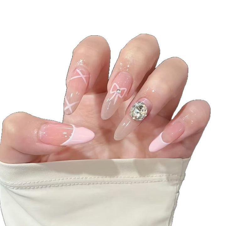 Künstlerisches Press-On-Nagelset mit floralem und herzförmigem Design Karnz