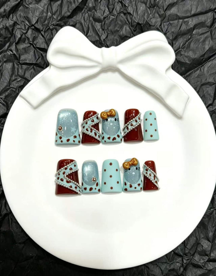 Dekoratives Press-On Nail Art Set mit floralen und Insektenakzenten