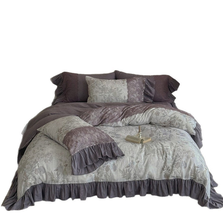 Bettgarnitur mit Jacquard‑Paneelen, Volant‑Bettrock und Wendekissen