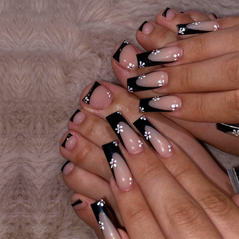 Elegante Stiletto Press-On Nagelkunst mit Strass-Akzenten Karnz