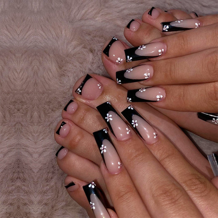 Elegante Stiletto Press-On Nagelkunst mit Strass-Akzenten Karnz
