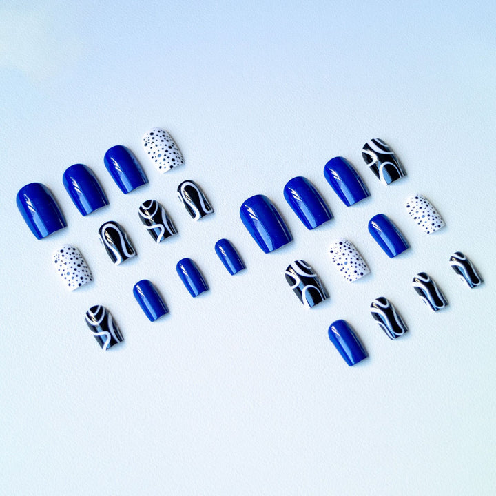 Künstlerisches Nageldesign-Kit mit abstrakten Mustern