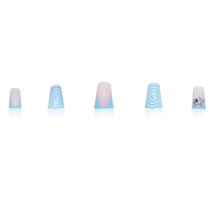 Künstlerisches Lange Press-On Nageldesign mit 3D Sternakzenten Karnz