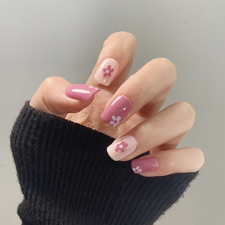 Kunstvolle Nagelkunst mit Blumenelementen Karnz