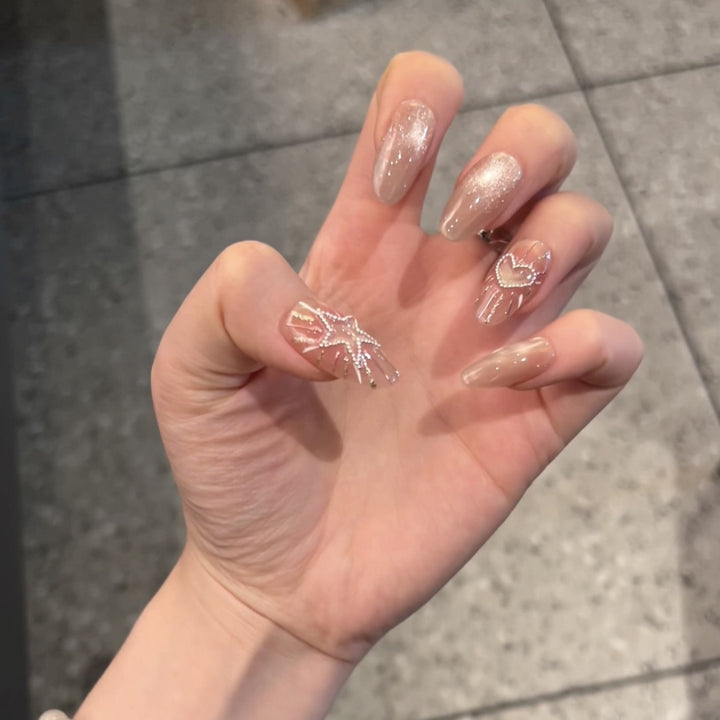 Modischer Press-On Nagelset mit glamourösen Stern- und Herzdesigns Karnz