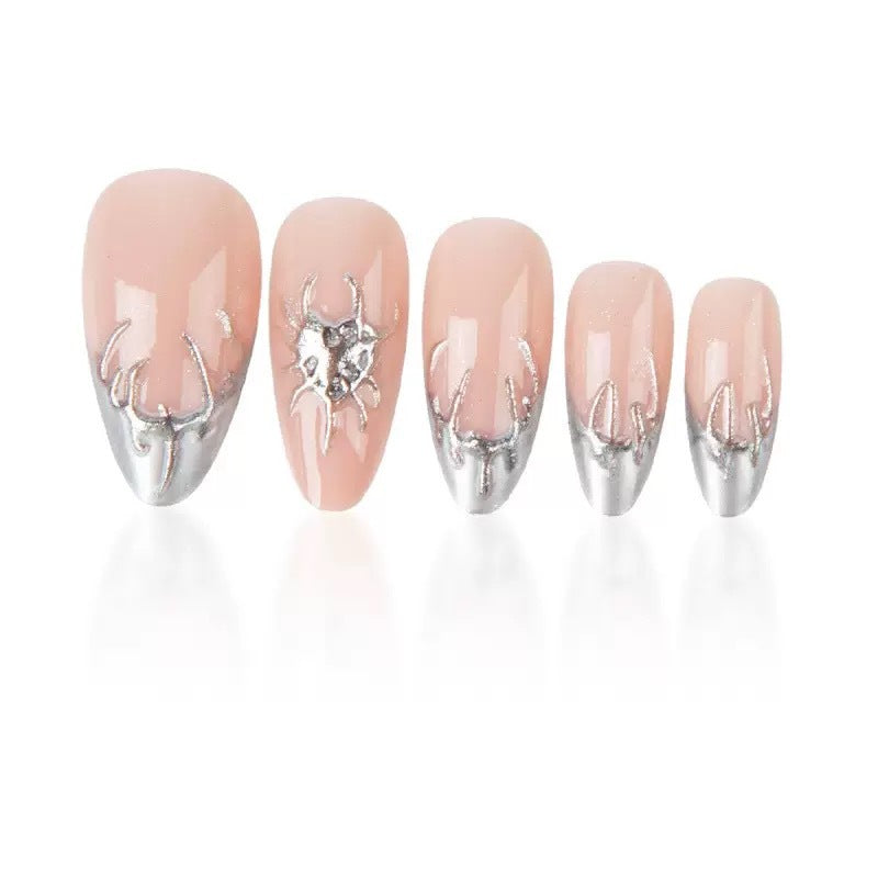 Kreative Nagelkunst mit stylischem Metallic-Finish Karnz