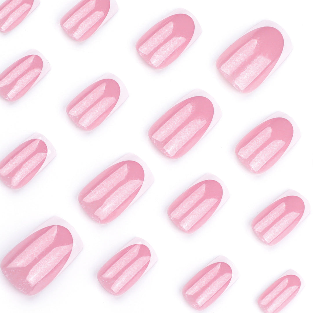 Funkelnde Nagelkunst mit elegantem French Tip Karnz