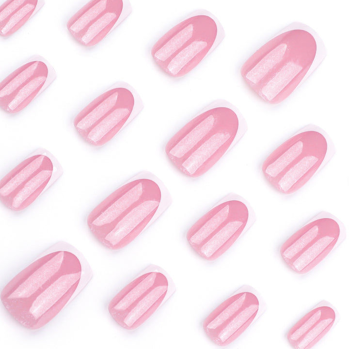 Funkelnde Nagelkunst mit elegantem French Tip Karnz
