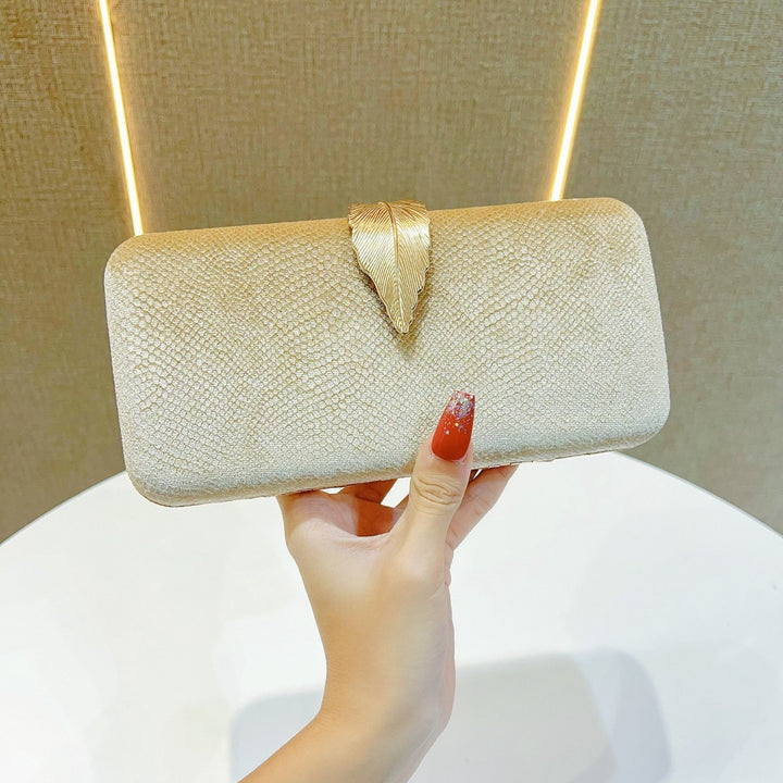 Elegante Clutch für den Abend mit Blatt-Akzent