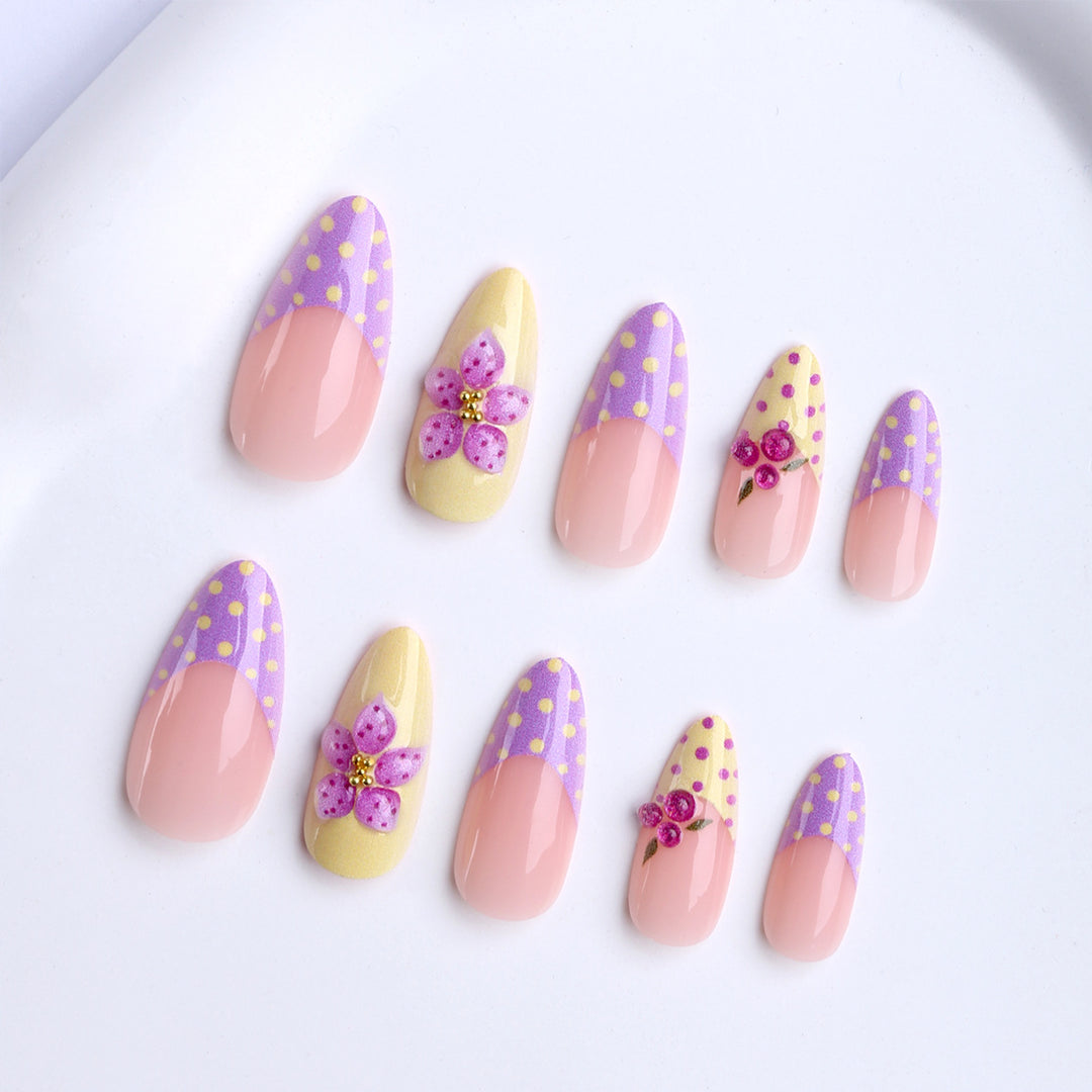 Künstliche Fingernägel mit Floralem Design und Glitzerakzenten Karnz