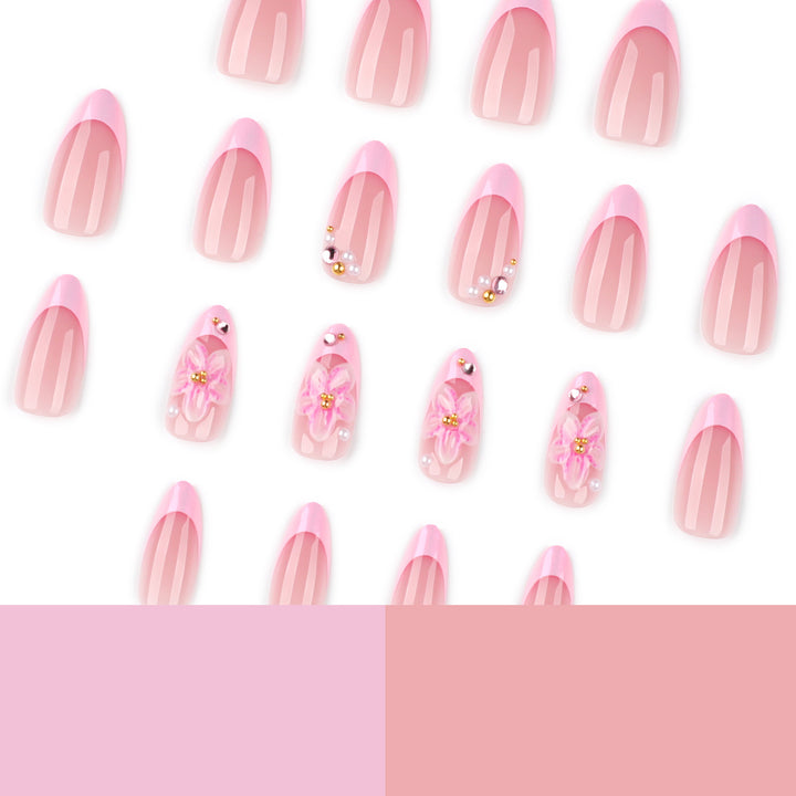 Kunstvolle Nagelverlängerungen mit elegantem floralem Design Karnz