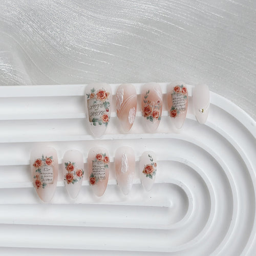 Künstlerisches Press-On-Nagelset mit floralem und Textdesign