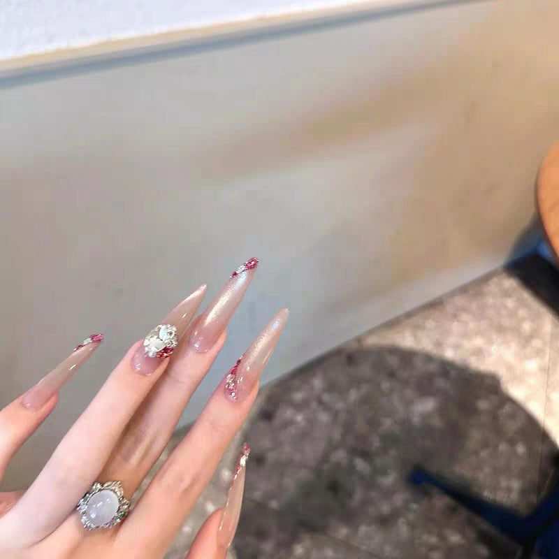 Elegante Nagelkunst-Verzierungen mit Kristallakzenten