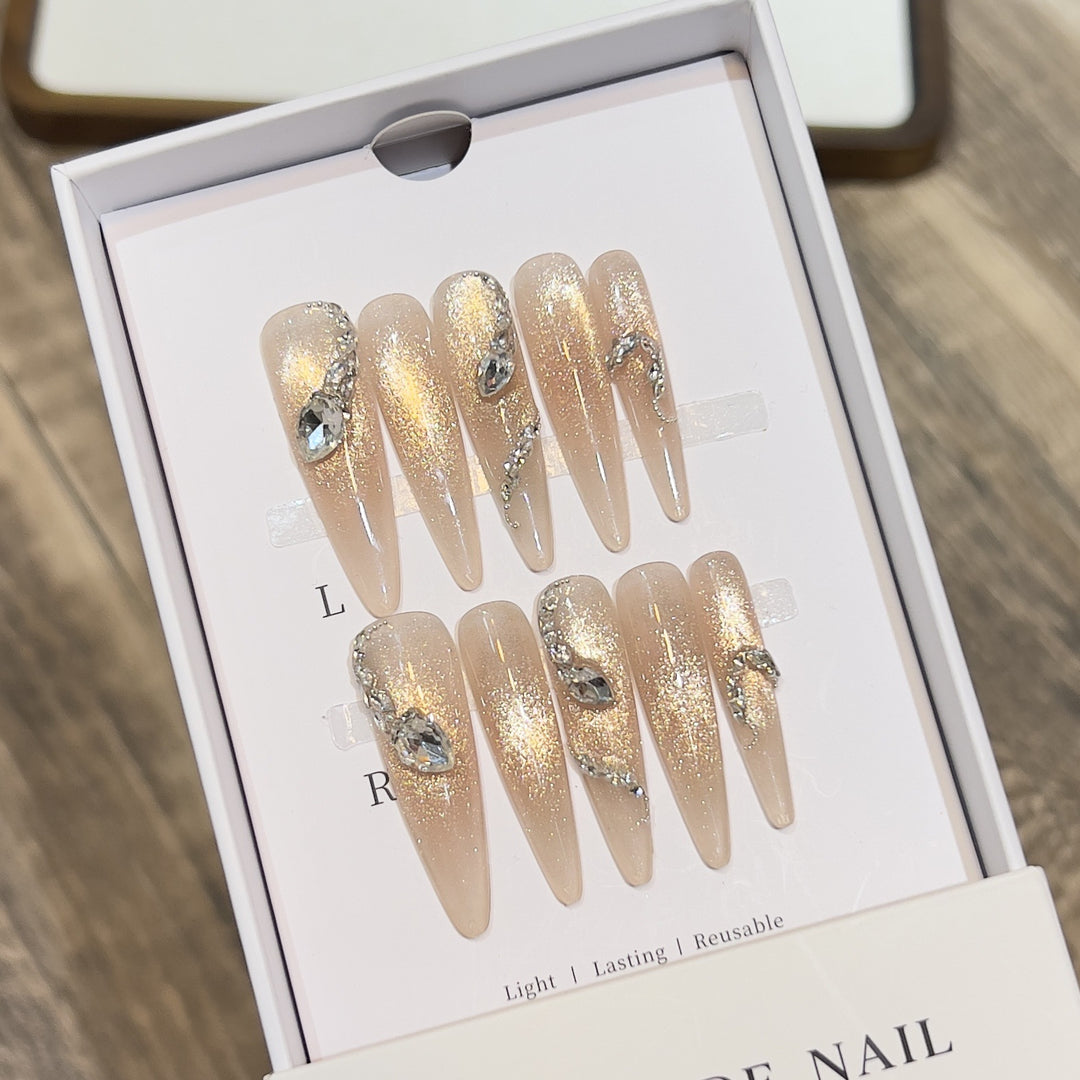 Dekoratives Stiletto Press-On-Nagelkunstset mit Kristallakzenten Karnz