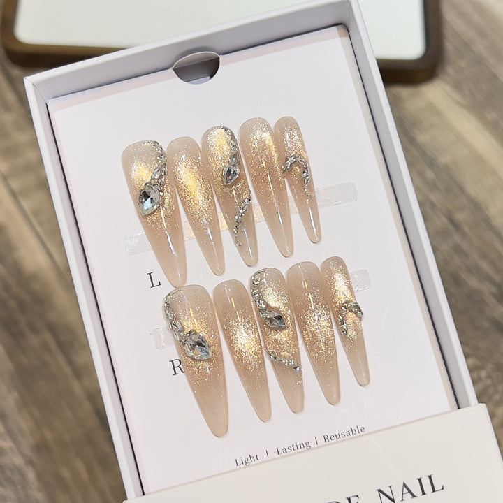 Dekoratives Stiletto Press-On-Nagelkunstset mit Kristallakzenten Karnz