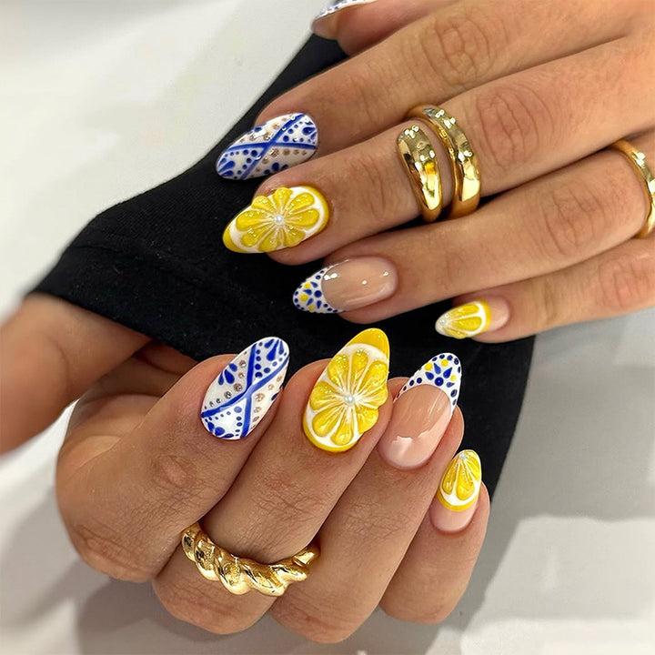 Kunstvolles Nagelset mit floralen Akzenten Karnz