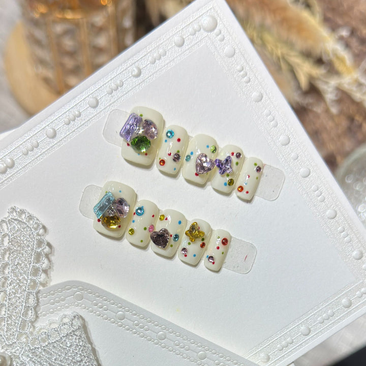 Dekoratives Press-On Nagelkunst-Set mit bunten Edelstein-Akzenten Karnz
