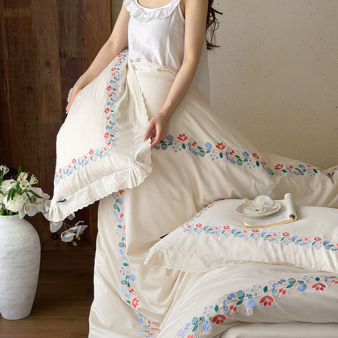 Besticktes Baumwollsatin-Bettwäscheset mit floraler Bordüre und feiner Spitzenkante