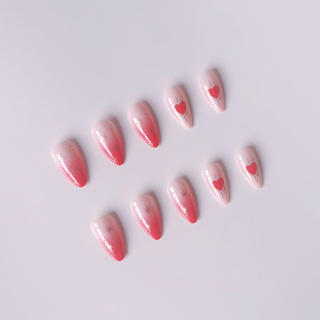 Glamouröse Kunstnagelspitzen mit Herz- und Sternenverzierungen Karnz