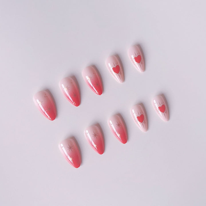 Glamouröse Kunstnagelspitzen mit Herz- und Sternenverzierungen Karnz