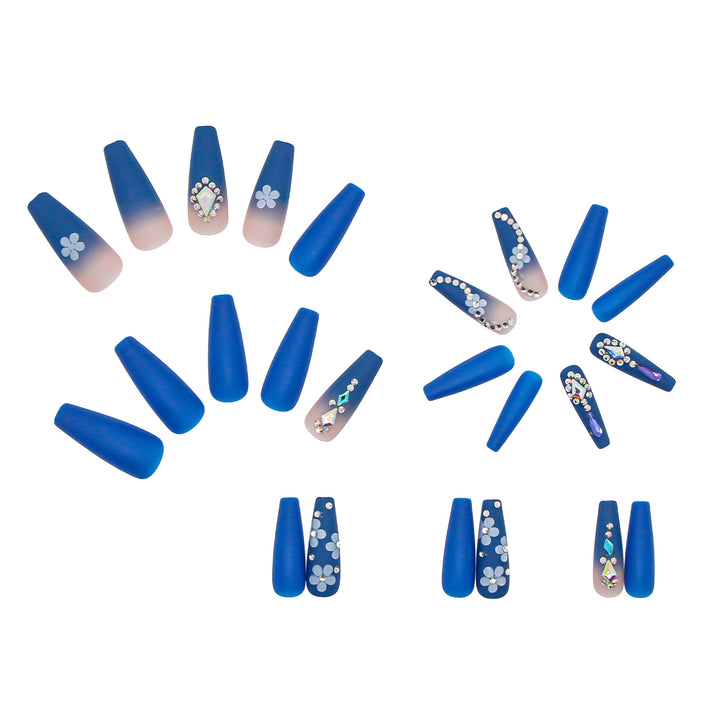 Kunstnagelset mit eleganten 3D-Blumenmotiven und Glitzerakzenten Karnz