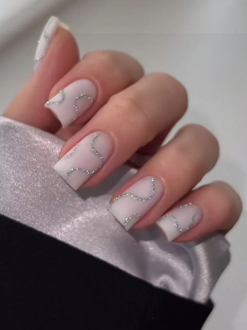 Elegante französische Tipp Acryl Nagelkunst Karnz
