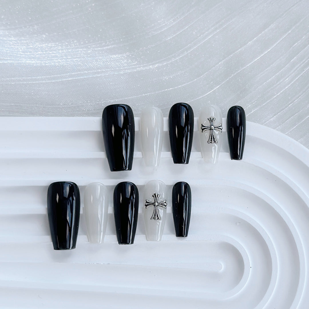 Elegantes Press-On-Nagelset mit einzigartigem Kreuzdesign
