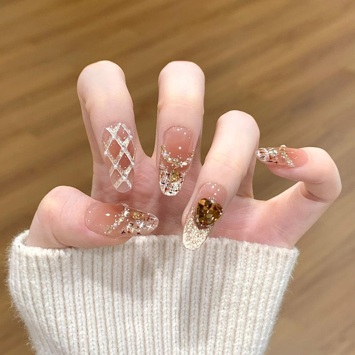 Glamouröse Kunstnägel mit Glitzer- und Herzdesign Karnz