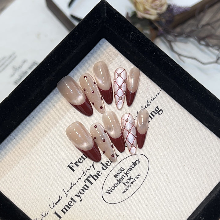 Elegantes Künstlerisches Press-On-Nagelset mit einzigartigem Design