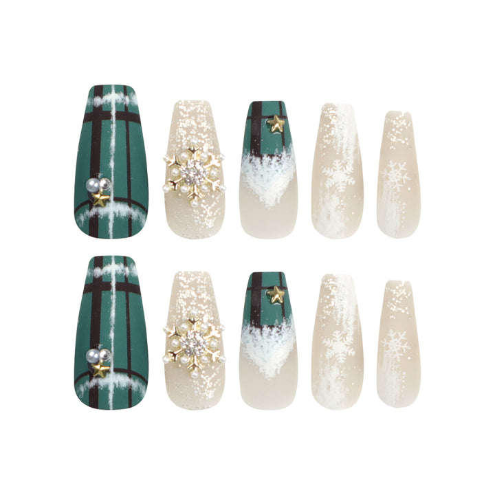 Kunstvolle Nagelverlängerungen mit festlichem Weihnachtsdesign Karnz
