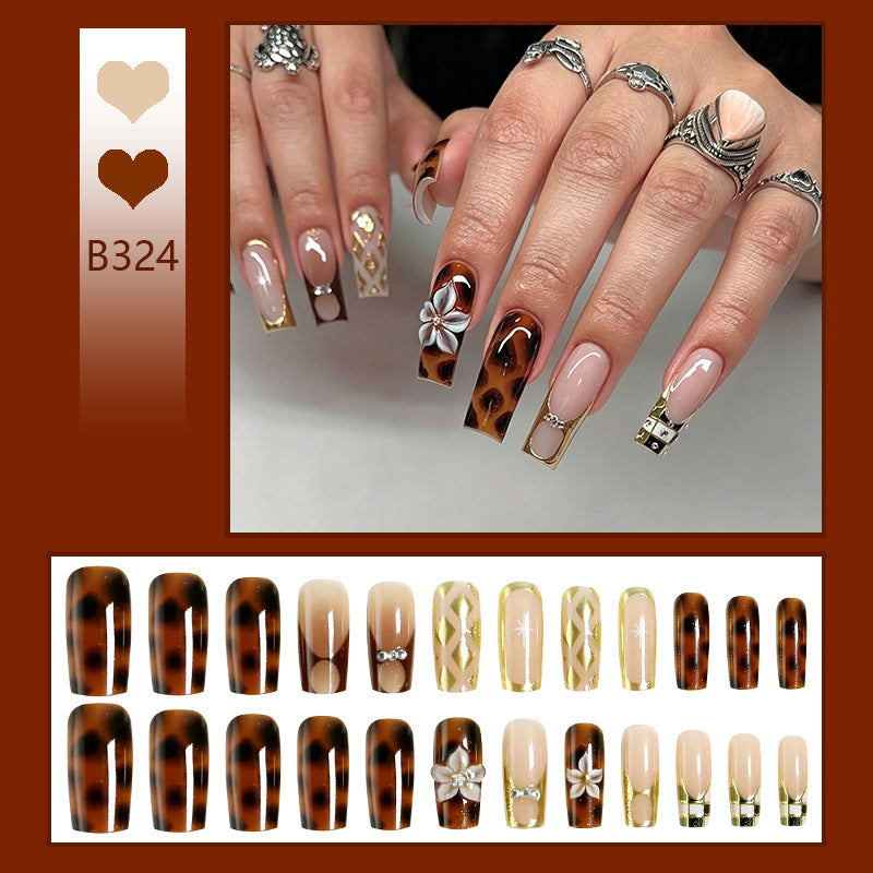 Kunstnagelset mit glamourösen Verzierungen und eleganten Designs Karnz
