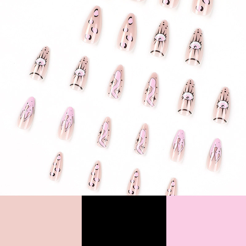 Kunstvolle Nagelverlängerungen im kreativen Design Karnz
