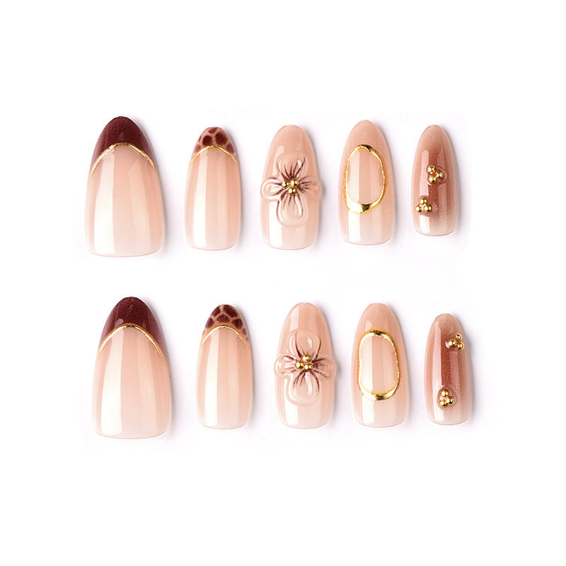 Kunstnagelset mit floralen und eleganten Goldverzierungen Karnz