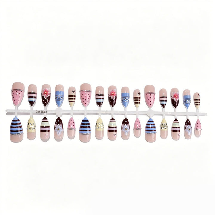 Kreatives Kunstnagelset mit floralen und gestreiften Akzenten Karnz