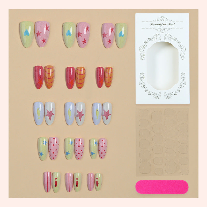 Kreatives Nagelset mit bunten Designs und maritimen Motiven Karnz