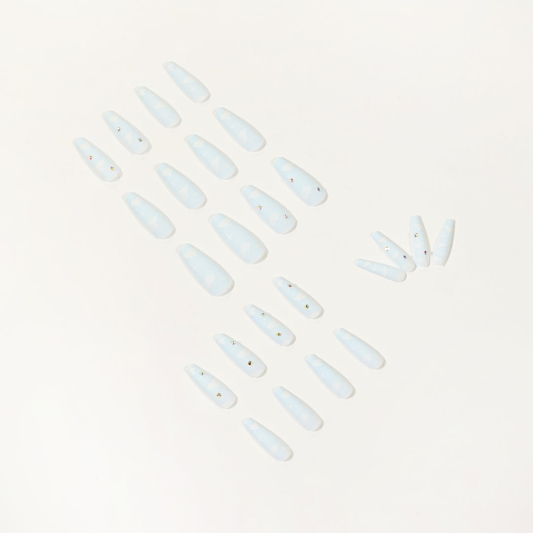 Kreative Nagelkunst im Wolken-Design mit Glitzerakzenten Karnz