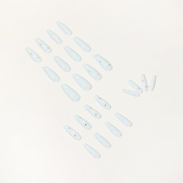 Kreative Nagelkunst im Wolken-Design mit Glitzerakzenten Karnz