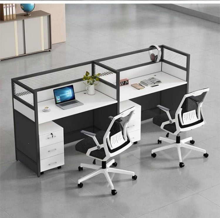 Arbeitsplatz mit Trennwand und Stauraum Karnz