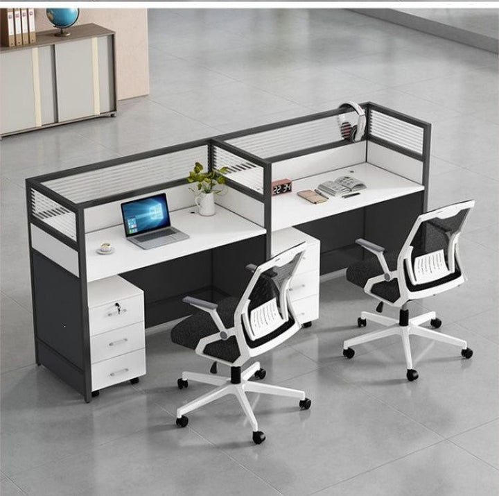 Arbeitsplatz mit Trennwand und Stauraum Karnz