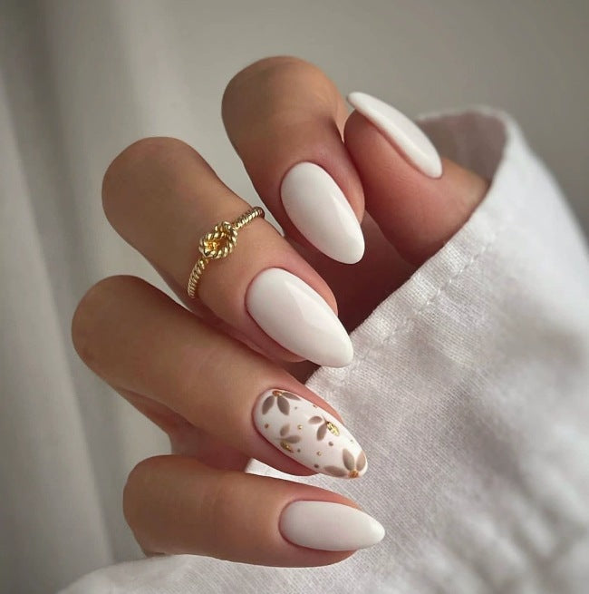 Elegante mandelförmige Nagelkunst Karnz