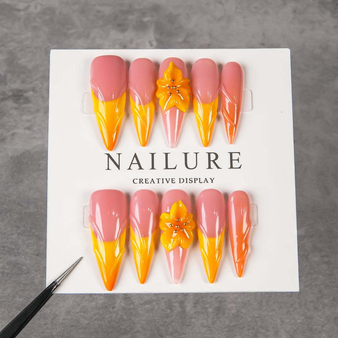 Künstlerisches Stiletto Press-On Nagelset mit Blumenakzenten